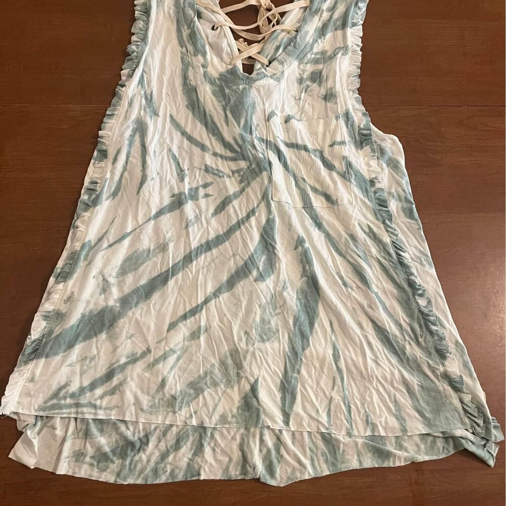sleeveless shirt with lace up back
